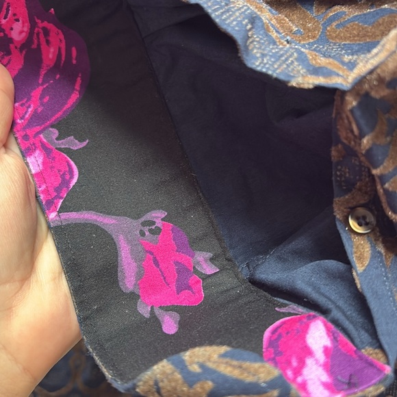 1 … LIKE NO OTHER Button down - Picture 7 of 13